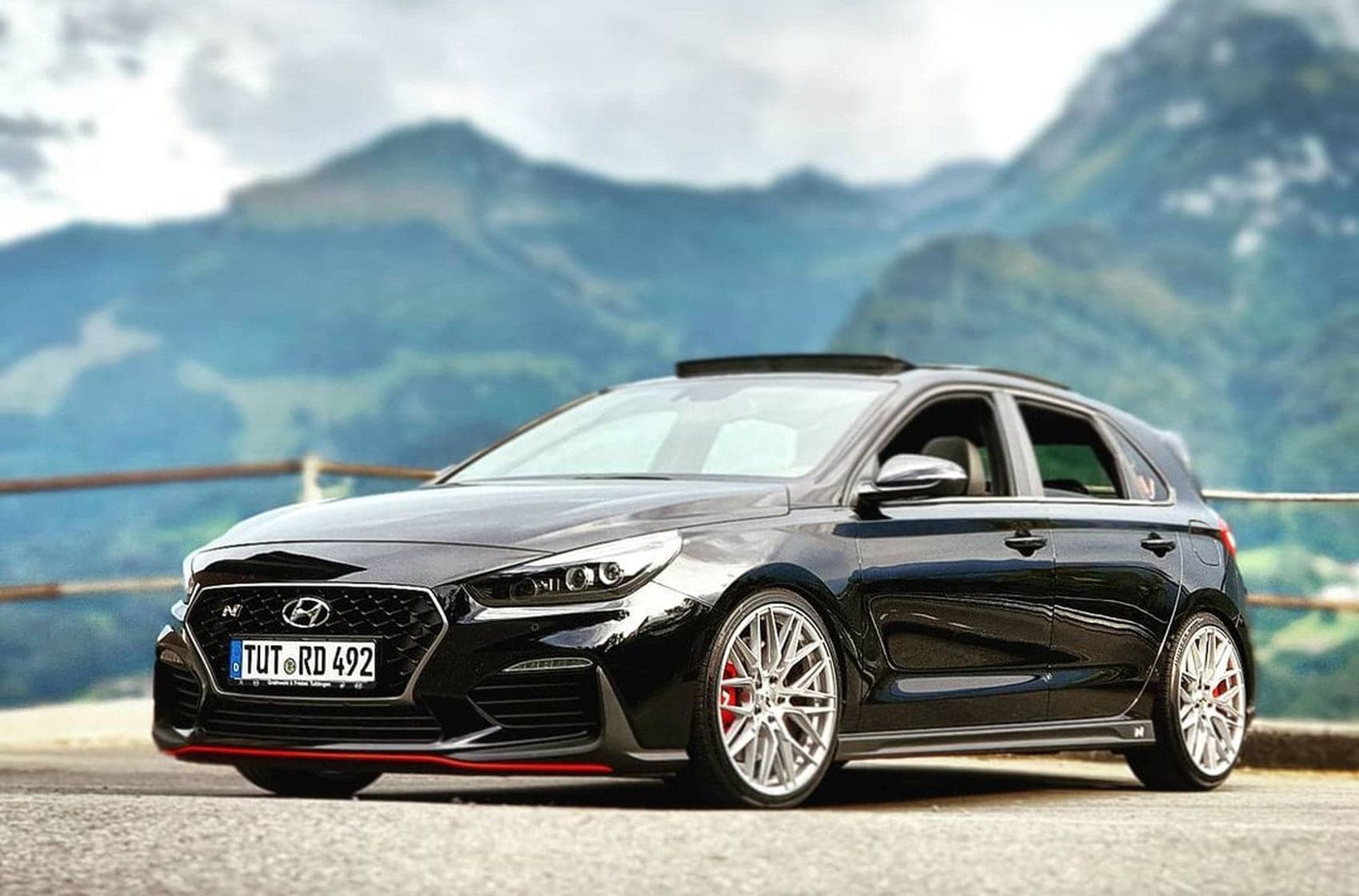 Alu kola Japan Racing JR28 18x8,5 ET40 5x112 Hyper Black WheelsUp