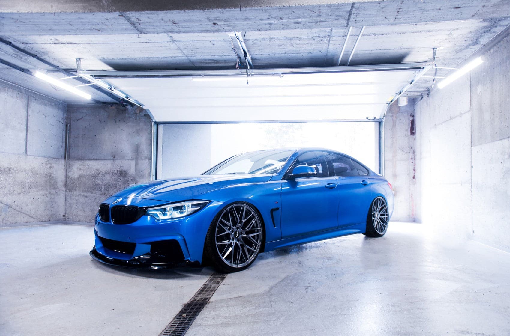 Alu kola Japan Racing JR28 20x8,5 ET35 5x120 Hyper Black WheelsUp