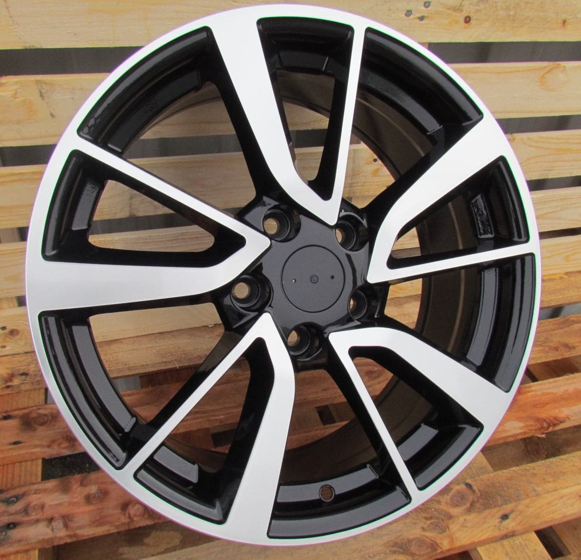Alu kola Racing Line BY131 7.5x18 5x114.3 ET40 černá, Nissan WheelsUp
