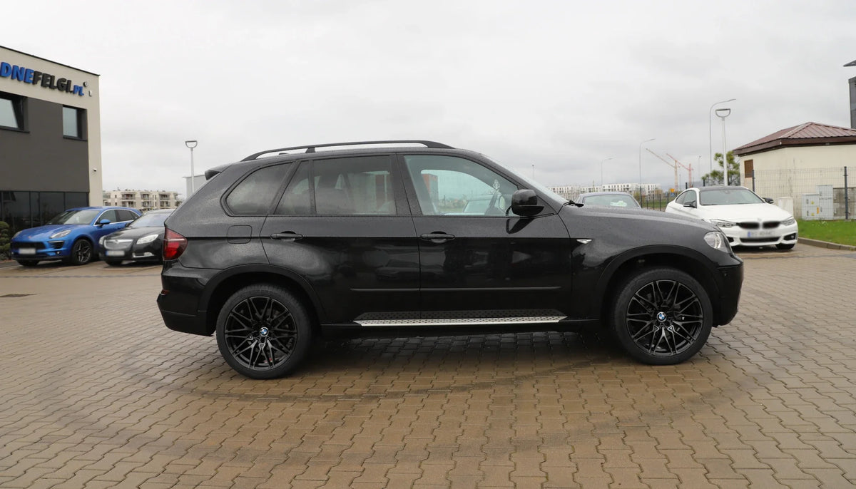 Alu kola pro BMW B5771 10.5x22 5x112 ET43 66.6 černá – na voze 5